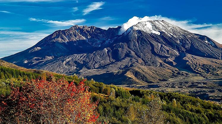 Der Mount St. Helens nach dem Ausbruch, die Bergspitze wurde komplett weggesprengt.