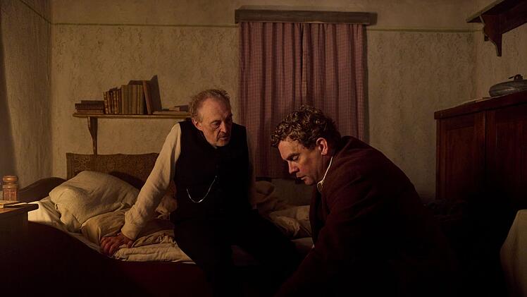 Der Kommunist Ludwig Allberger (Sebastian Bezzel, rechts) wird nie vergessen, dass Schuster Kraus (Josef Hader) ihn vor den Mitgliedern des Freikorps versteckt hat.