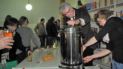 Helmut Schreiner verkauft Glühwein , Jana Schneider hilft ihm dabei.