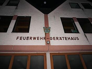 Das Feuerwehr-Gerätehaus in Euerdorf ist in die Jahre gekommen. Für einen Neubau sind aber noch viele Fragen offen.  Foto: Gerd Schaar