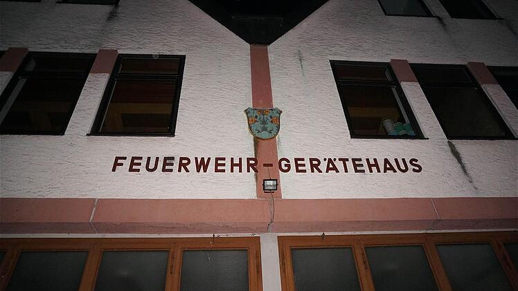 Das Feuerwehr-Gerätehaus in Euerdorf ist in die Jahre gekommen. Für einen Neubau sind aber noch viele Fragen offen.  Foto: Gerd Schaar