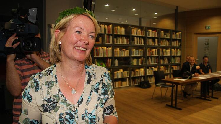 Brigitte Lauterbach hat die Prüfung zur Gewürz-Sommeliere als Beste der 16 Teilnehmer abgelegt. Dafür durfte sie sich mit einem Lorbeerkranz krönen lassen. Foto: Sonja Adam