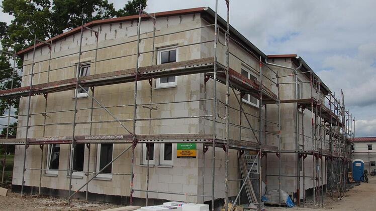 Der Neubau für Flüchtlinge in der Gemeinschaftsunterkunft steht: Hier sollen im August oder September die ersten Asylbewerber einziehen können. Fotos: Sabine Memmel