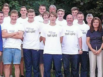 Die Meistermannschaft der U17-Junioren der JFG Oberland im schmucken Meistershirt zusammen mit den Betreuern, Ehrengästen und Sponsoren auf dem Sportgelände des SV Marienweiher. Foto: Klaus-Peter Wulf