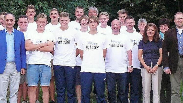 Die Meistermannschaft der U17-Junioren der JFG Oberland im schmucken Meistershirt zusammen mit den Betreuern, Ehrengästen und Sponsoren auf dem Sportgelände des SV Marienweiher. Foto: Klaus-Peter Wulf