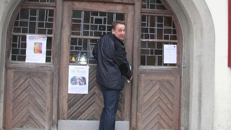 Bürgermeister Bernd Steinhäuser an der prächtigen Tür. Foto: Sonja Adam