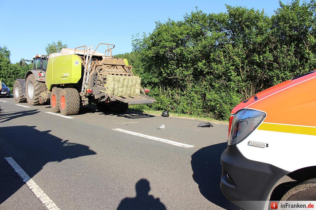 Motorrad kollidiert mit Traktor - Biker schwerst verletzt