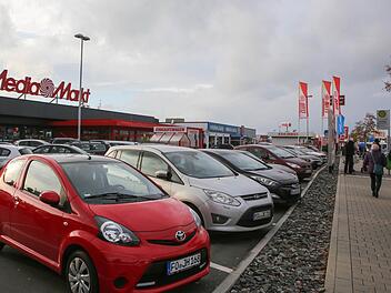 Volle Parkplätze - volle Kassen beim verkaufsoffenen Sonntag in Hallstadt. Fotos: RiegerPress