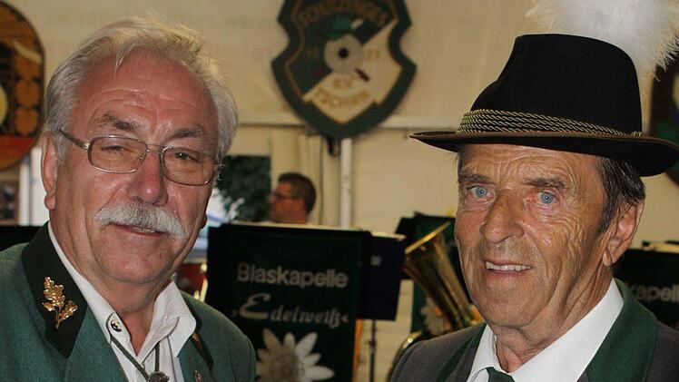 Dritter Gauschützenmeister Hans-Georg Rebhan (links) zeichnete Franz Schnabrich für 60 Jahre Mitgliedschaft im Bayerischen Sportschützenbund aus.  Foto: Michael Wunder