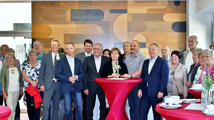 In der Hartwaldklinik: Am Stehtisch v.r. Landrat Thomas Bold, Jens Aron, Stefanie Leitsch,Johannes Hintersberger MdL, Sandro Kirchner MdL, Dietmar Kirchner, Dr. Malte Arland. Foto: Werner Vogel