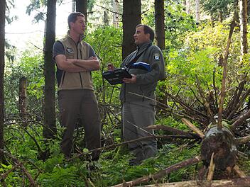 Stefan Blumrich und Joachim Dahmer (von links) im Wald an der Platzer Kuppe. Hier gibt es ein Waldstück, dessen Besitzer  der Förster schon seit Jahren sucht.Björn Hein