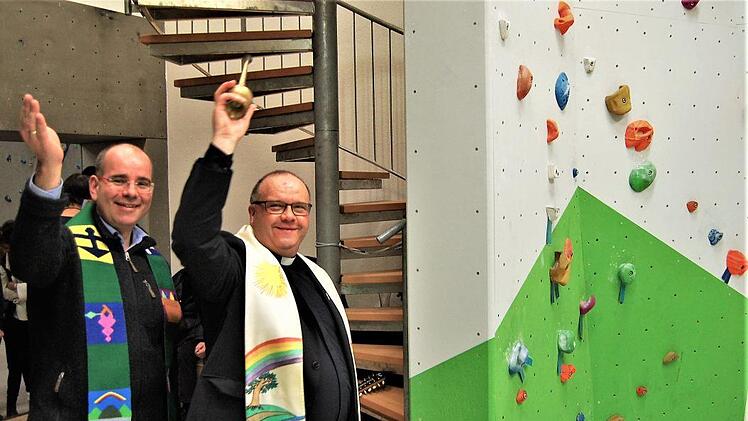 Die Pfarrer Marcus Döbert (links) und Gerd Greier gaben der neuen Boulder-Halle ihren ökumenischen Segen. Foto: Sigismund von Dobschütz