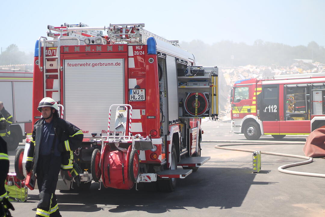 Brand in Würzburger Recycling-Hof: 40 Tonnen Müll in Flammen