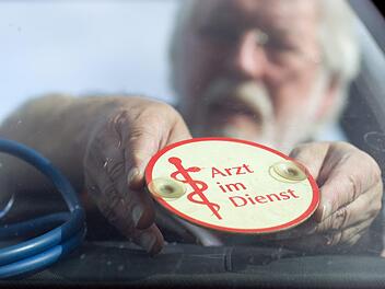 Auch im Landkreis Kronach wurde Ende Juni der medizinische Bereitschaftsdienst neu geordnet. Seitdem gibt es eine zentrale Bereitschaftspraxis in der Helios-Frankenwaldklinik und einen Fahrdienst, der die Ärzte zu Hausbesuchen bringt. Foto: Picture Alliance