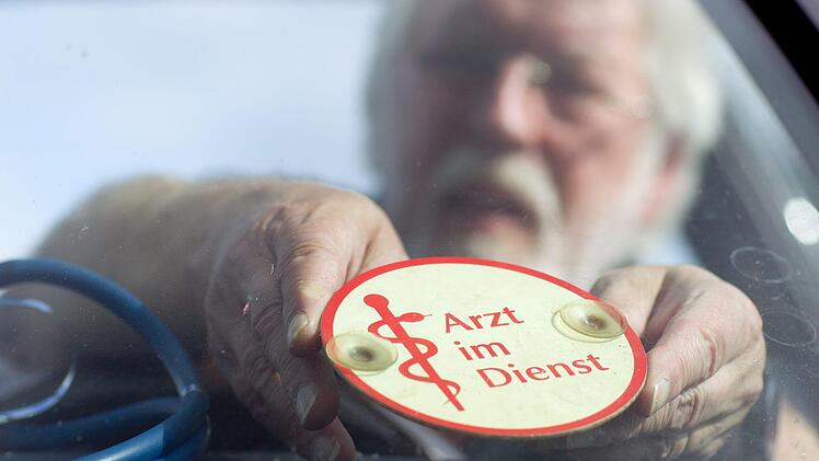 Auch im Landkreis Kronach wurde Ende Juni der medizinische Bereitschaftsdienst neu geordnet. Seitdem gibt es eine zentrale Bereitschaftspraxis in der Helios-Frankenwaldklinik und einen Fahrdienst, der die Ärzte zu Hausbesuchen bringt. Foto: Picture Alliance