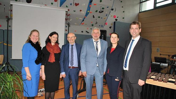 Die Konrektorinnen Kerstin Eichhorn und Susanne Heindl, Ministerialbeauftragter Johannes Koller, Harald Pitter, Bürgermeisterin Christiane Meyer und Landrat Hermann Ulm (v. l.) Foto: Privat