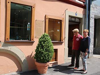 Ursula Glückert und Thomas Pfarr vor dem Geschäft in der Veit-Stoß-Straße 3 in Münnerstadt. An gleicher Stelle hatte sich Ursula Glückerts Opa, Fritz Dieterich, vor etwa 70 Jahren abbilden lassen. Gegründet wurde das Geschäft vor 100 Jahren in Nürnberg. Thomas Malz