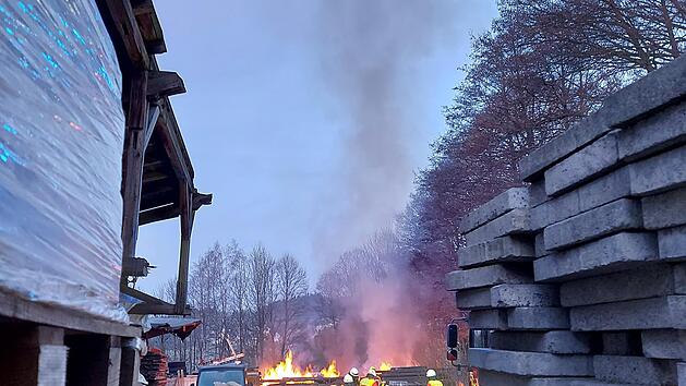 Eine unsachgem&auml;&szlig; gel&ouml;schte Feuerschale hat zu einem Brand auf einem ehemaligen S&auml;gewerk in Marienweiher gef&uuml;hrt.