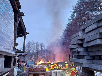 Eine unsachgemäß gelöschte Feuerschale hat zu einem Brand auf einem ehemaligen Sägewerk in Marienweiher geführt.