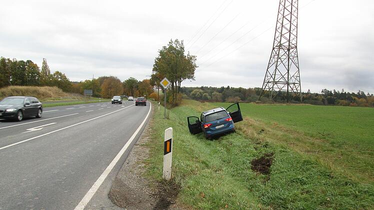 Auf der B303 ereignete sich ein Unfall, in dessen Folge ein Autofahrer im Graben landete.