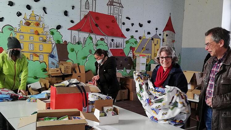 In der ehemaligen Klosterschulturnhalle kümmern sich freiwillige Helfer um die angelieferten Hilfsgüter für die Ukrainehilfe. Foto: Heike Beudert
