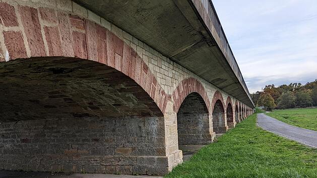 Die Saaleflutbr&uuml;cke zwischen Gro&szlig;enbrach und Hausen, an die sich die Saalebr&uuml;cke aus Beton anschlie&szlig;t. Beide werden in den kommenden Jahren saniert und dabei voll gesperrt. Ellen M&uuml;tzel