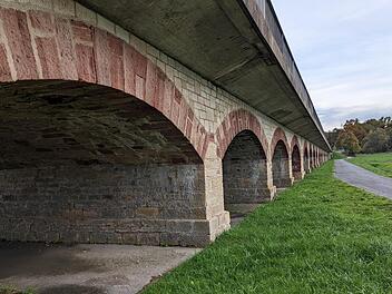 Die Saaleflutbrücke zwischen Großenbrach und Hausen, an die sich die Saalebrücke aus Beton anschließt. Beide werden in den kommenden Jahren saniert und dabei voll gesperrt. Ellen Mützel