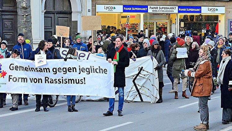 Bei der größten Demonstration seit Jahren sind die Menschen durch die Luitpoldstraße in die Innenstadt gezogen, darunter auch Zweiter Bürgermeister Jonas Glüsenkamp (vorne rechts hinter dem Transparent).