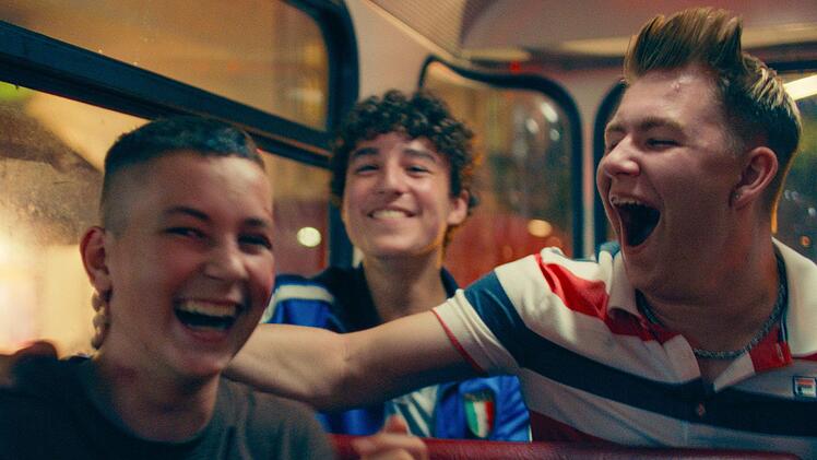 Drei Freunde, die durch dick und dünn gehen (von links): Lukas (Levy Rico Arcos), Gino (Rafael Luis Klein-Heßling) und Julius (Vincent Wiemer) schlagen sich in Berlin-Neukölln durch das Abenteuer Leben.