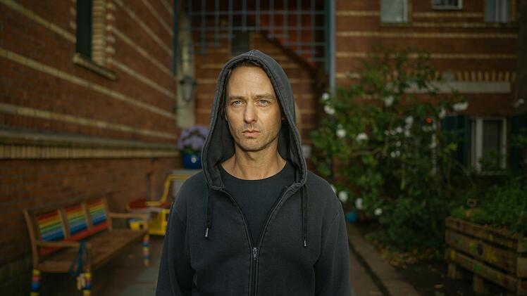 In der zweiten Staffel der Buchadaption "Achtsam morden" will Anwalt Bj&ouml;rn Diemel (Tom Schilling) nur einen ruhigen Urlaub mit der Familie genie&szlig;en, bringt dann aber aus Versehen einen Kellner ums Eck.