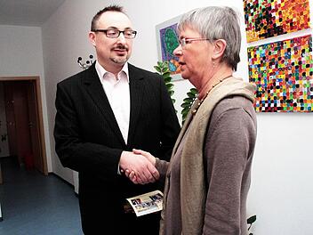 Daniel Haberer, Chef der Firma Solnovis,  unterstützt die Aktion "Weihnachten für alle" mit 1500 Euro. Darüber freut sich Awo-Geschäftsführerin Lisa Hofmann. Foto: Josef Hofbauer