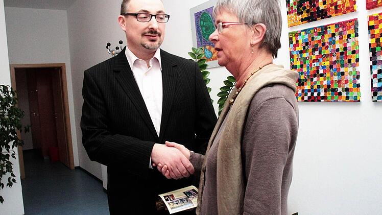 Daniel Haberer, Chef der Firma Solnovis,  unterstützt die Aktion "Weihnachten für alle" mit 1500 Euro. Darüber freut sich Awo-Geschäftsführerin Lisa Hofmann. Foto: Josef Hofbauer