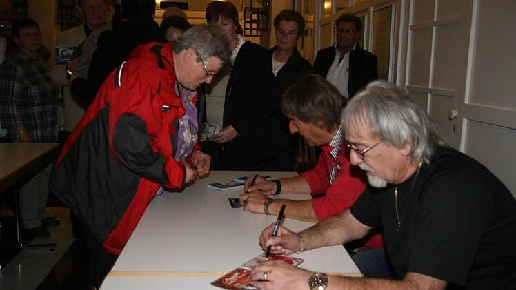 Nach dem Konzert warteten die Amigos-Fans bis sich Karl-Heinz und Bernd Ulrich die Ehre gaben - und Autogramme schrieben.