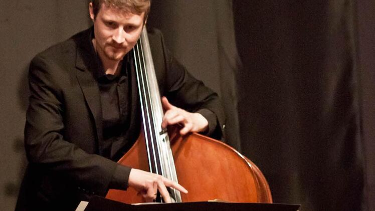 Am Kontrabass: Alexander Fuchs
