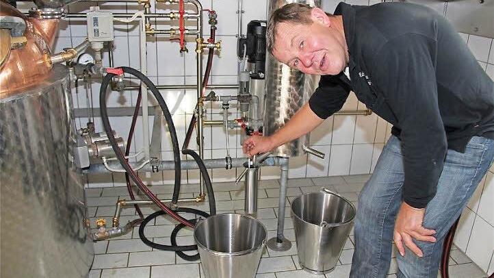Brenner Anton Bischof gewährt Einblicke in die Produktion seiner Brände. Foto: Gerd Schaar/Archiv