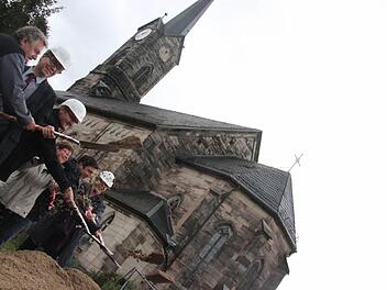 Mesner Wilfried Langbein, Pfarrer Martin Gundermann, Kirchenvorstand Ulrich Oßmann, Architekt Johannes Müller und Dekanin Dorothea Richter (von links) freuen sich, den ersten Spatenstich für den Bau des neuen Gemeindezentrums neben der Christuskirche durchführen zu dürfen. Foto: Lessmann