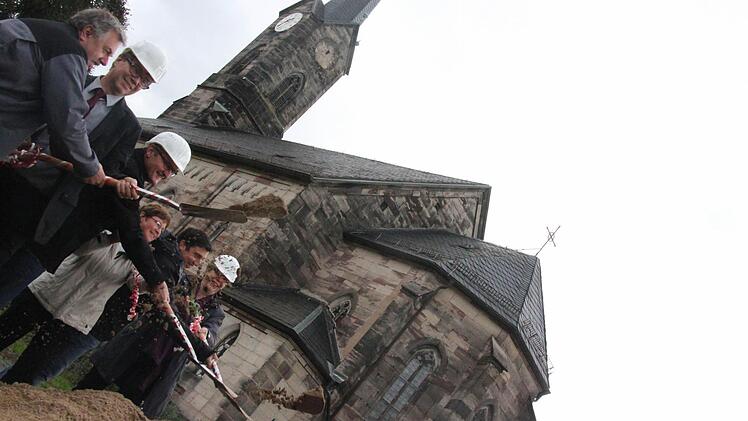 Mesner Wilfried Langbein, Pfarrer Martin Gundermann, Kirchenvorstand Ulrich Oßmann, Architekt Johannes Müller und Dekanin Dorothea Richter (von links) freuen sich, den ersten Spatenstich für den Bau des neuen Gemeindezentrums neben der Christuskirche durchführen zu dürfen. Foto: Lessmann