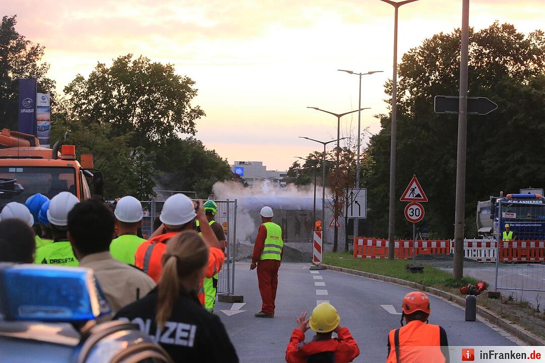 Alte Bahnbruecke am Nordring erfolgreich gesprengt