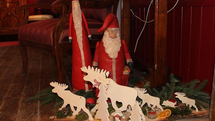 Weihnachtsmänner und Elche Foto: Popp