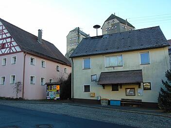 Das alte Rathaus soll abgerissen werden. Der Blick auf die Burg würde durch eine zu hohe Mauer behindert werden. Foto: Petra Malbrich
