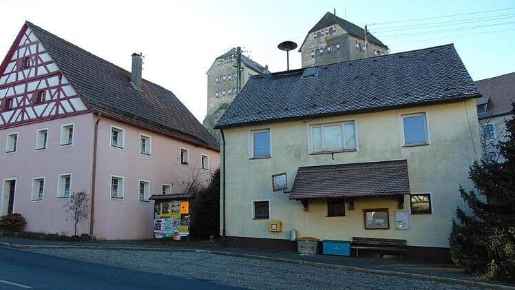 Das alte Rathaus soll abgerissen werden. Der Blick auf die Burg würde durch eine zu hohe Mauer behindert werden. Foto: Petra Malbrich