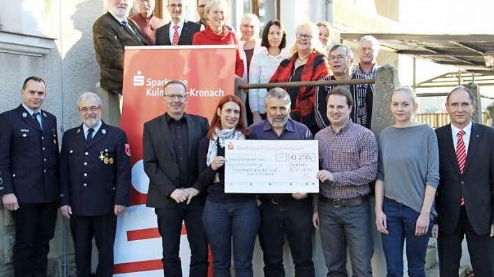 Vorstandsmitglied Harry Weiß und Filialleiter Günter Präg von der Sparkasse Kulmbach-Kronach sowie der stellvertretende Bürgermeister Veit Pöhlmann freuten sich, dass so viele Vereine und Verbände unterstützt werden können. Foto: Katharina Müller-Sanke