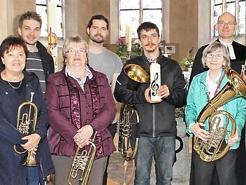 Der Posaunenchor Gemünda in aktueller Besetzung (von links): Leiterin Bärbel Hämmelmann, Adrian Voit, Elisabeth Großkreuz, Steffen Morgenroth, Heidrun Rößner, Christian Kaul, Manuel Forster, Christiane Schleifenheimer, Pfarrer Andreas Neeb, Bettina Eberhardt, Martina Leutheußer und Jochen Voit. Foto: C. Höllein