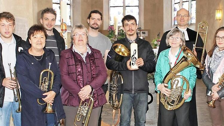 Der Posaunenchor Gemünda in aktueller Besetzung (von links): Leiterin Bärbel Hämmelmann, Adrian Voit, Elisabeth Großkreuz, Steffen Morgenroth, Heidrun Rößner, Christian Kaul, Manuel Forster, Christiane Schleifenheimer, Pfarrer Andreas Neeb, Bettina Eberhardt, Martina Leutheußer und Jochen Voit. Foto: C. Höllein