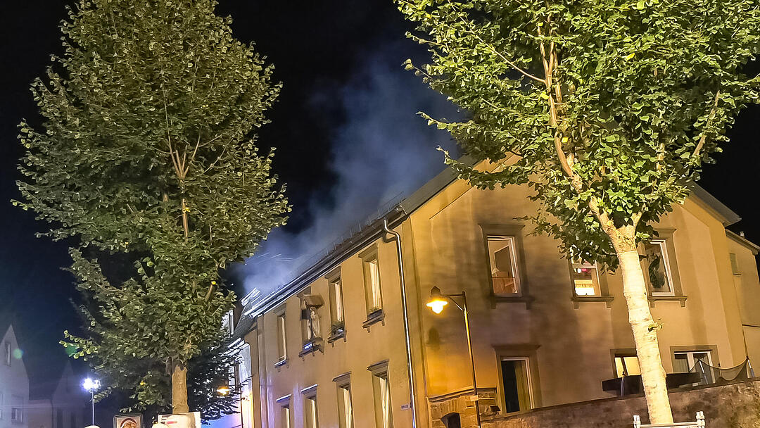 Dachstuhl von Einfamilienhaus in Retzstadt brennt aus