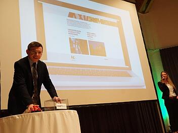 Bürgermeister Armin Warmuth schaltet die Internetseite frei. Foto: Arkadius Guzy