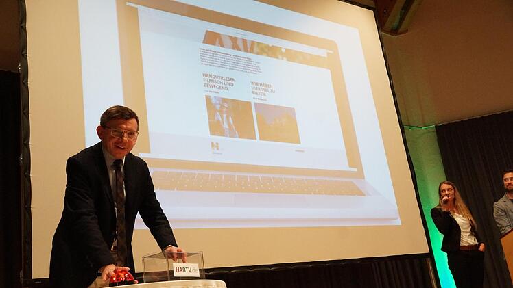 Bürgermeister Armin Warmuth schaltet die Internetseite frei. Foto: Arkadius Guzy