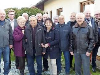 Unser Bild zeigt (von links) Karl-Heinz Hümmer, Alfred Kolenda, Peter Sandler, Ehefrau Renate Fischer, Helmut Kollerer, Jubilar Edelbert Fischer, Rudolf Matysiak, Georg Bauer, Tochter Marianne, Hilde und Alfred Fischer, Herbert Steinlein, Edelbert Ströhlein, Reinhard Holhut, Egon Fraas und Günther Rattler. Foto: Klaus-Peter Wulf
