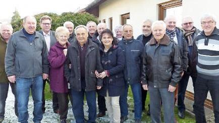Unser Bild zeigt (von links) Karl-Heinz Hümmer, Alfred Kolenda, Peter Sandler, Ehefrau Renate Fischer, Helmut Kollerer, Jubilar Edelbert Fischer, Rudolf Matysiak, Georg Bauer, Tochter Marianne, Hilde und Alfred Fischer, Herbert Steinlein, Edelbert Ströhlein, Reinhard Holhut, Egon Fraas und Günther Rattler. Foto: Klaus-Peter Wulf