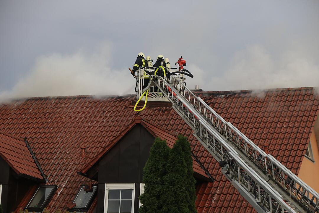 Blitzeinschlag: Dachstuhl geht nach Gewitter in Flammen auf